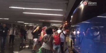 Delegação do Flamengo é alvo de mais protestos no embarque para Fortaleza