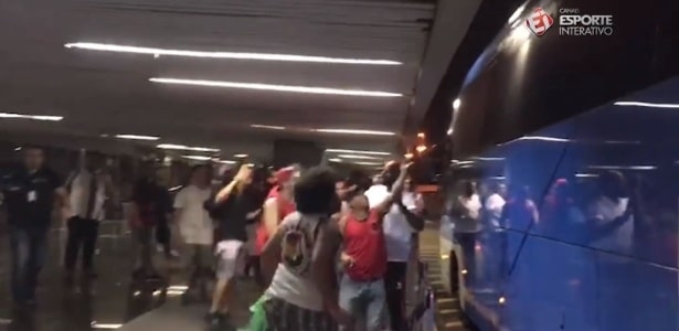 Delegação do Flamengo é alvo de mais protestos no embarque para Fortaleza