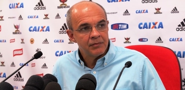 Bandeira evita entrevista pós-jogo com ironia: "não entendo de futebol"