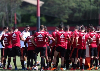 Blindado, Flamengo trabalha em silêncio à espera do novo treinador