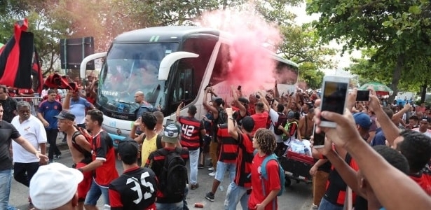 Fla mudou ônibus oficial, ampliou estafe e dobrou gasto para atender elenco