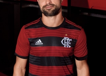 Escudo diferente, grafismos e listras: Flamengo lança novo uniforme para 2018
