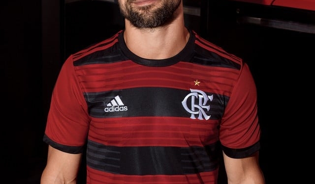 Escudo diferente, grafismos e listras: Flamengo lança novo uniforme para 2018
