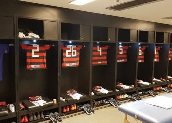 Fla publica fotos dos uniformes dos jogadores no vestiário do Maracanã
