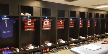 Fla publica fotos dos uniformes dos jogadores no vestiário do Maracanã