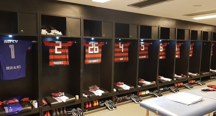 Fla publica fotos dos uniformes dos jogadores no vestiário do Maracanã