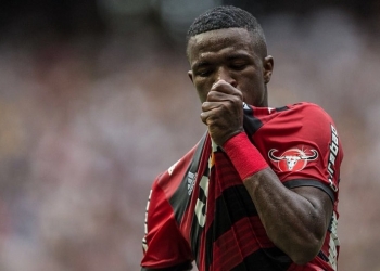 Fla vence Ceará com dois de Vinicius Jr, assume liderança e ameniza pressão