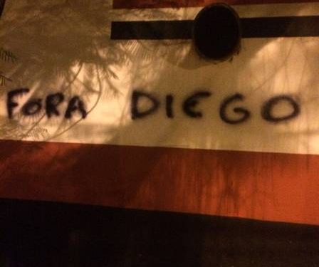 Muros da Gávea são pichados após empate do Flamengo na Libertadores