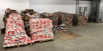 Flamengo inicia a entrega dos alimentos doados por torcedores no treino aberto