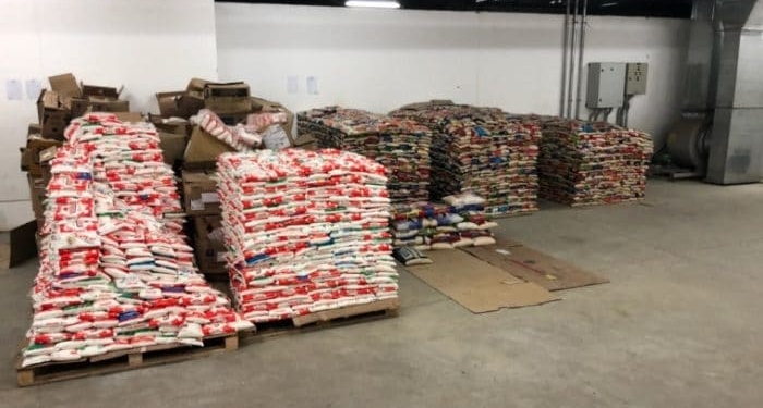 Flamengo inicia a entrega dos alimentos doados por torcedores no treino aberto