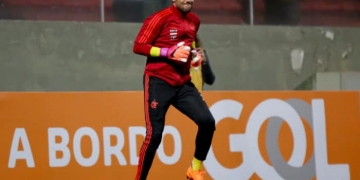 Diego Alves exalta dupla de zagueiros e boa fase da defesa