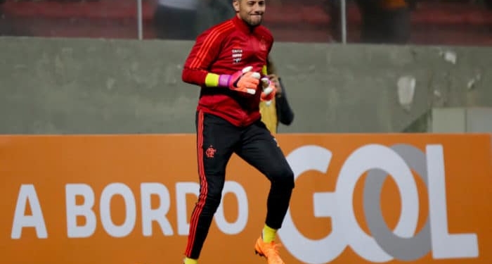 Diego Alves exalta dupla de zagueiros e boa fase da defesa