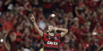 Com três gols nos últimos três jogos, Éverton Ribeiro cai de vez nas graças dos torcedores do Flamengo
