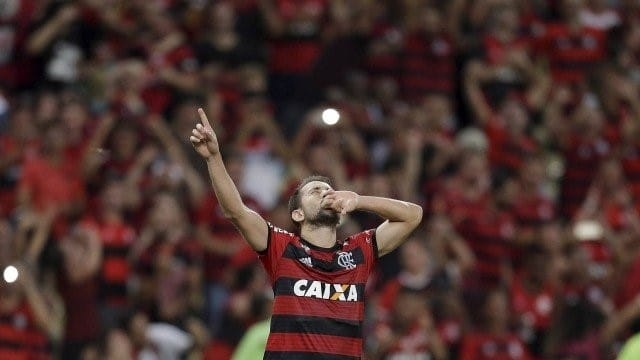 Com três gols nos últimos três jogos, Éverton Ribeiro cai de vez nas graças dos torcedores do Flamengo
