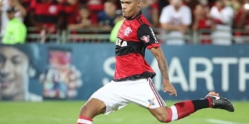 Zagueiro canhoto, Rafael Santos é convocado para treinar entre os profissionais do Flamengo