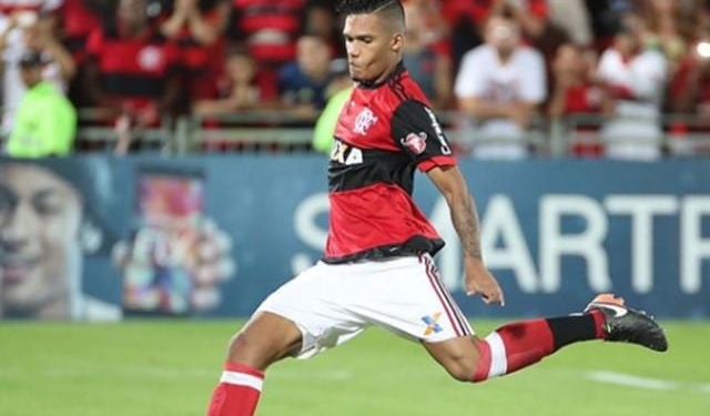 Zagueiro canhoto, Rafael Santos é convocado para treinar entre os profissionais do Flamengo