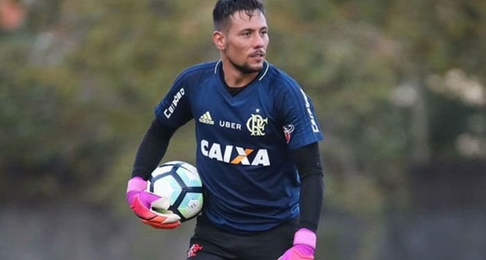 Com ajuda de todos, Diego Alves vive maior sequência sem sofrer gol no Fla