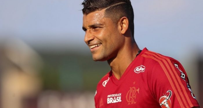 Cheio de garotos e com Éderson, Fla divulga relacionados para domingo