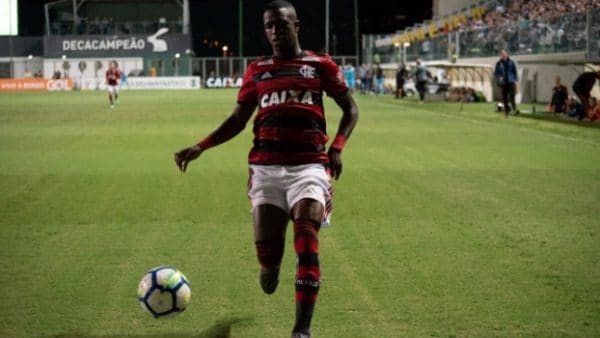 À mineira! 'Pelas beiradas', Fla bate o Atlético-MG e volta à liderança