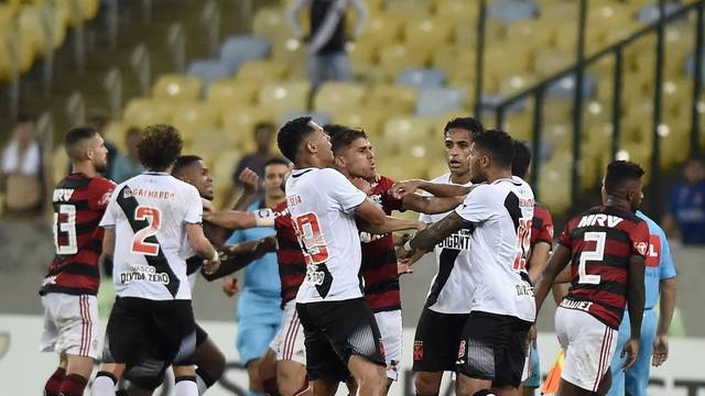 Flamengo e Vasco empatam em jogo de quatro expulsões