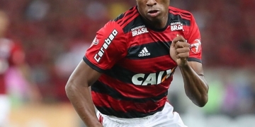 A vez de Jean Lucas? Jovem fura fila, agrada e ganha espaço com o Barbieri