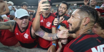 Em 32 minutos, 14 toques: Maraca lotado conforta Guerrero do drama da suspensão