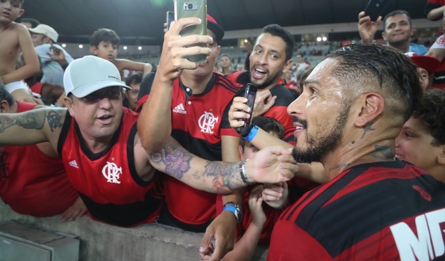 Em 32 minutos, 14 toques: Maraca lotado conforta Guerrero do drama da suspensão