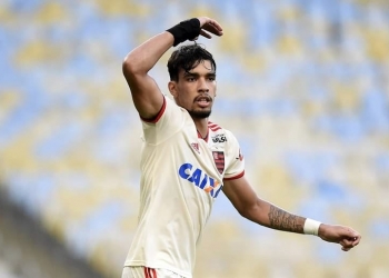 Flamengo vence o Bahia e segue na liderança do Brasileiro