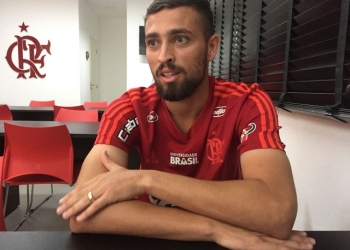 Léo Duarte ganha corpo e entra de vez na briga por vaga na zaga: "Meu melhor ano"