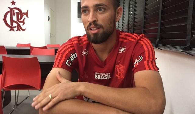 Léo Duarte ganha corpo e entra de vez na briga por vaga na zaga: "Meu melhor ano"