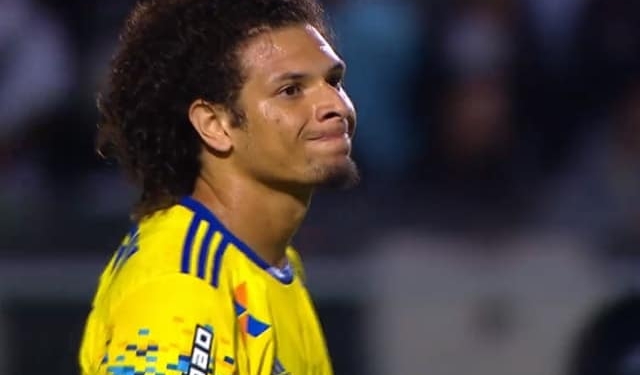 Flamengo e Inter avaliam elencos e negociação por Arão estaciona