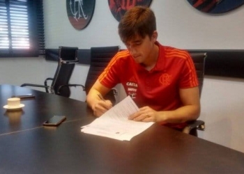 César renova contrato com o Flamengo até abril de 2022