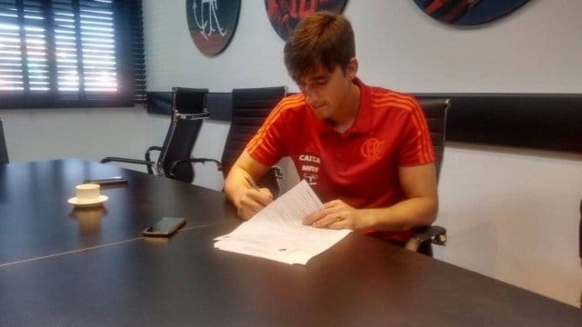 César renova contrato com o Flamengo até abril de 2022