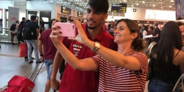 Flamengo embarca com segurança reforçada e é tietado em aeroporto após protestos