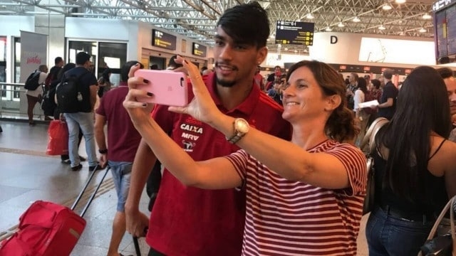 Flamengo embarca com segurança reforçada e é tietado em aeroporto após protestos