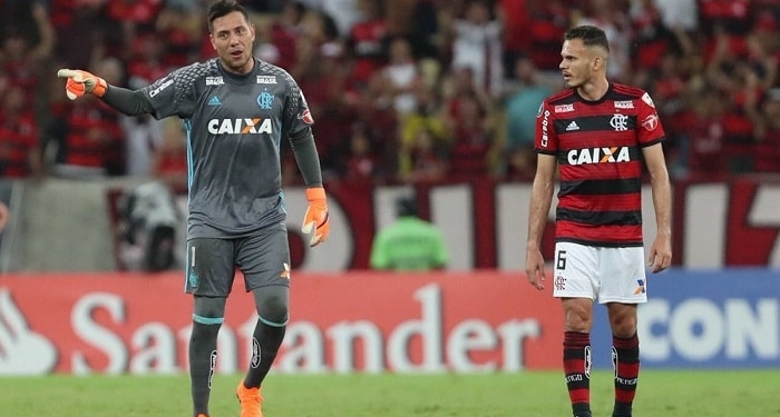 Diego Alves minimiza marca individual, celebra vaga e diz: 'Eu quero ganhar'