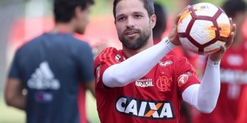 Com dores no joelho, Diego fica fora contra a Ponte Preta; Geuvânio é testado