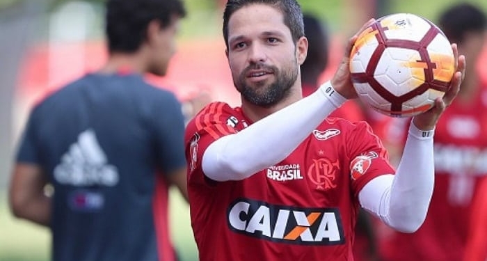 Com dores no joelho, Diego fica fora contra a Ponte Preta; Geuvânio é testado