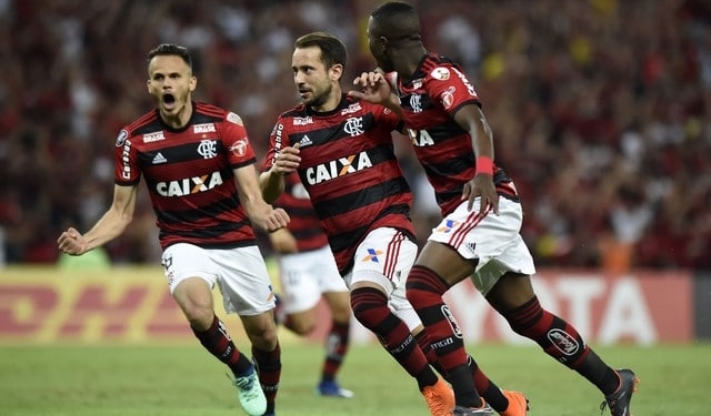 Flamengo derrota o Emelec e avança na Libertadores