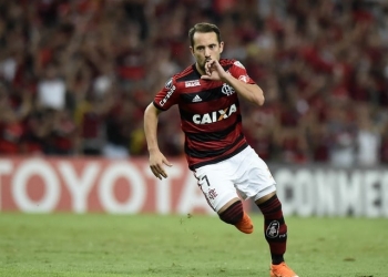 Com dois de Éverton Ribeiro, Fla bate Emelec, garante vaga e espanta fantasma da 1ª fase