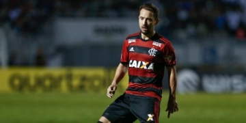 Após ser barrado, Everton Ribeiro acirra briga no meio-campo do Flamengo