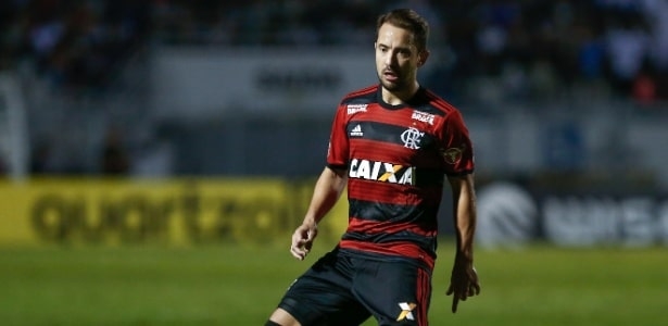Após ser barrado, Everton Ribeiro acirra briga no meio-campo do Flamengo