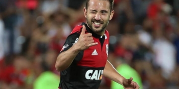 Everton chama D'Alessandro de chato e critica jeito do rival: "Quer apitar o jogo e prejudica"