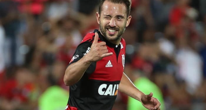 Everton chama D'Alessandro de chato e critica jeito do rival: "Quer apitar o jogo e prejudica"