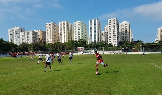 Flamengo vence o Vasco por 6 a 3 em torneio sub-16 sem cinco titulares