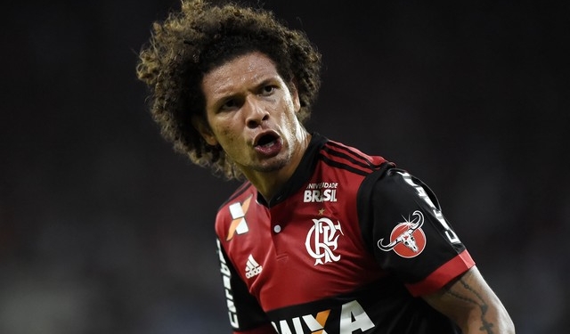Inter monitora a situação do volante Arão, que negocia com o Santos