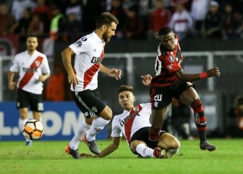 Flamengo faz jogo burocrático, empata com o River e avança às oitavas na 2ª colocação