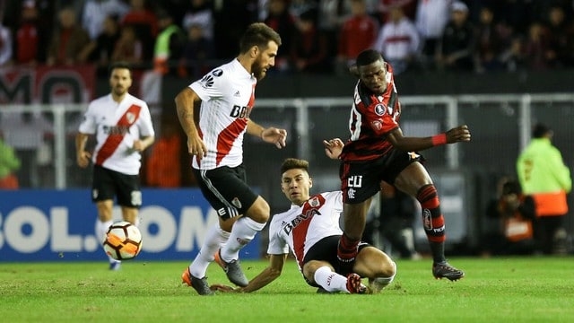 Flamengo faz jogo burocrático, empata com o River e avança às oitavas na 2ª colocação