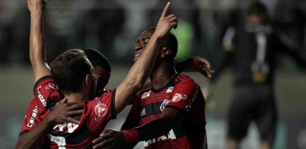 Flamengo segura pressão no Horto, vence o Atlético-MG e vira líder