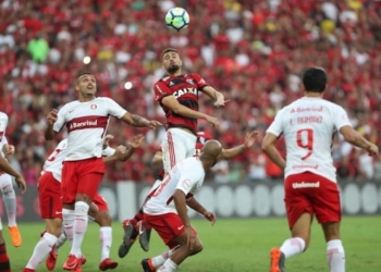 Léo Duarte aproveita brecha e atua em bom momento defensivo do Fla